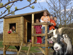 Kinder spielen auf dem Stelzenhaus